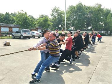 勞動(dòng)最美、團(tuán)結(jié)拼搏”拔河比賽